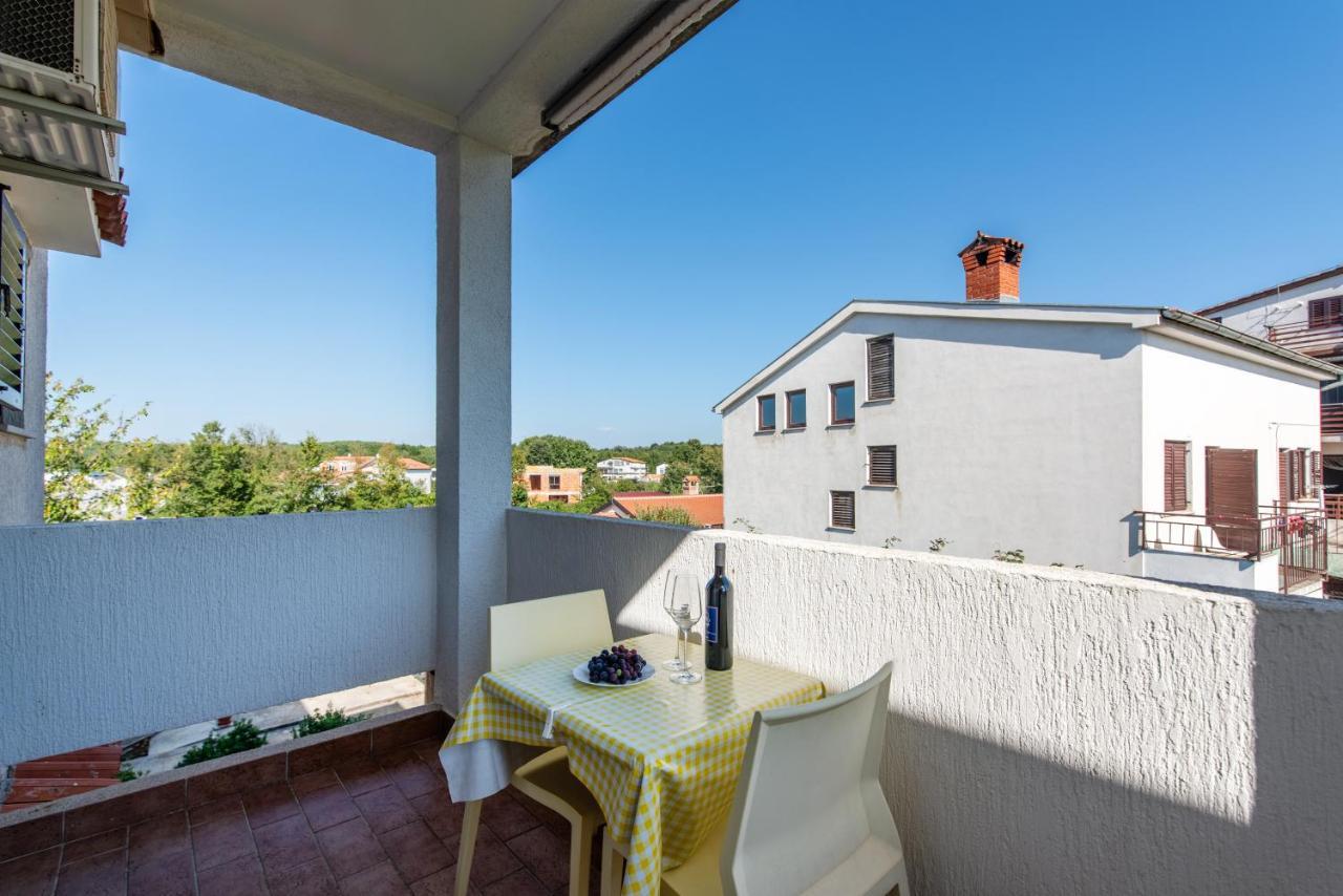 Apartments Villa Falcon Funtana Buitenkant foto