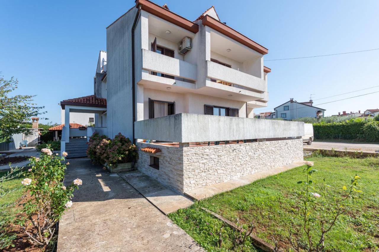 Apartments Villa Falcon Funtana Buitenkant foto