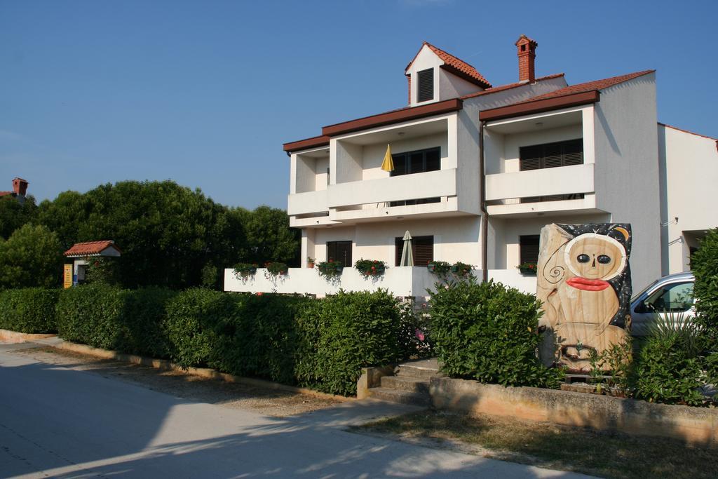 Apartments Villa Falcon Funtana Buitenkant foto