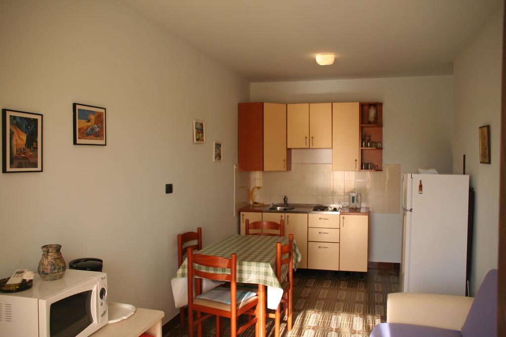 Apartments Villa Falcon Funtana Buitenkant foto